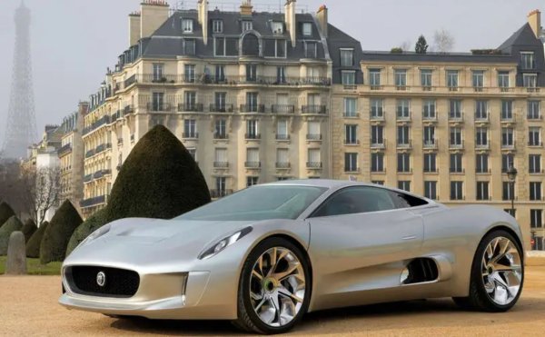 Създаден съвместно с Williams Advanced Engineering, автомобилът първоначално е планиран за серийно производство от 250 броя на цена от около 1 млн. паунда всеки. Това обаче така и не се случва, въпреки че в един от филмите за Джеймс Бонд лошият преследваше главния персонаж и неговия Aston Martin DB10 именно с такава кола по улиците на Рим.
Когато неговият дизайнер Иън Калъм се оттегли от Jaguar през 2019 г., той сподели, че силно съжалява, че въпросната кола не е била пусната в производство.
